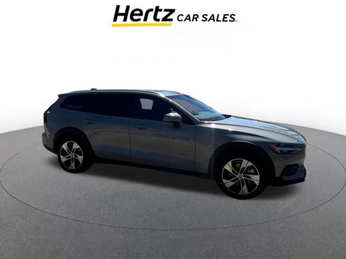 Used 2025 Volvo V60 B5 Cross Country Plus image 1