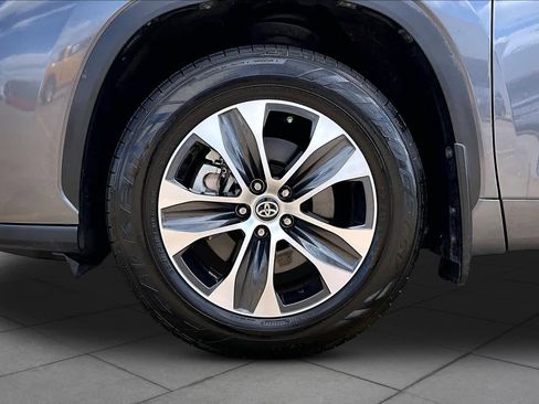Used 2021 Toyota Highlander XLE FWD image 11