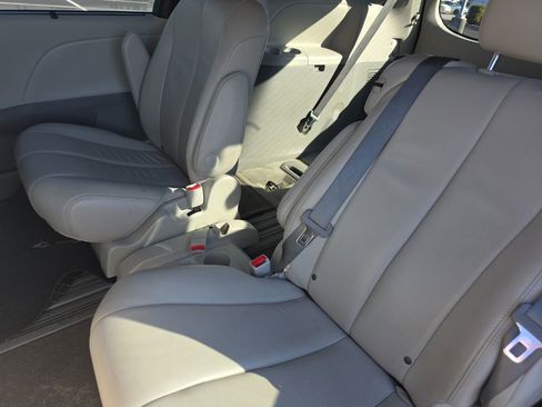 Used 2014 Toyota Sienna XLE image 17