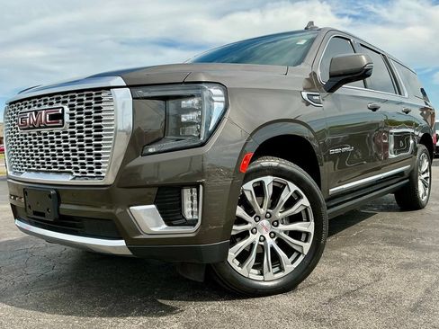 Used 2021 GMC Yukon XL Denali w/ Denali Premium Package AWD/4WD image 3