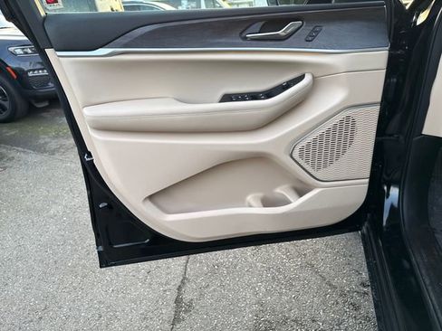 New 2025 Jeep Grand Cherokee Limited w/ Luxury Tech Group II image 15