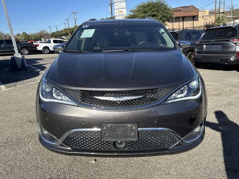 Used 2017 Chrysler Pacifica Limited w/ Advanced Safetytec Group image 8