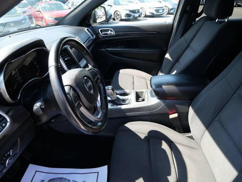 Used 2018 Jeep Grand Cherokee Laredo AWD/4WD image 10
