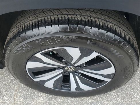 Certified 2025 Volkswagen Atlas Cross Sport SE image 8