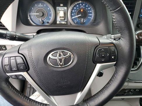 Used 2017 Toyota Sienna XLE Premium image 16