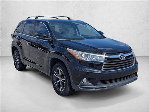 Used 2016 Toyota Highlander XLE image 3