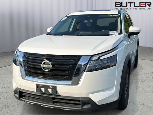 Used 2024 Nissan Pathfinder SV w/ SV Premium Package AWD/4WD image 3