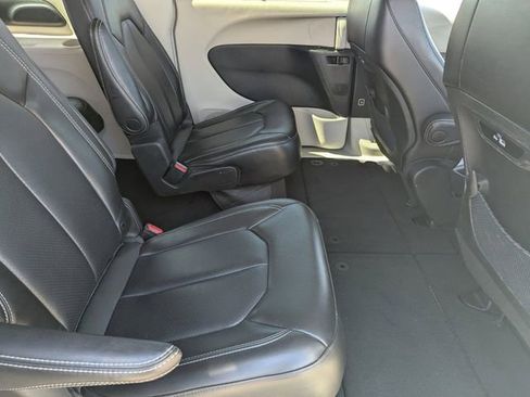 Used 2023 Chrysler Pacifica Touring-L image 13