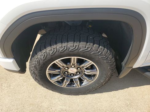 Used 2024 GMC Sierra 1500 AT4 w/ Technology Package image 39