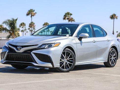Certified 2023 Toyota Camry SE FWD image 1