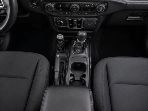 Used 2019 Jeep Wrangler Unlimited Sahara AWD/4WD image 18