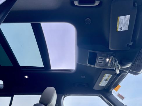 Used 2025 Land Rover Defender 110 X-Dynamic SE image 17