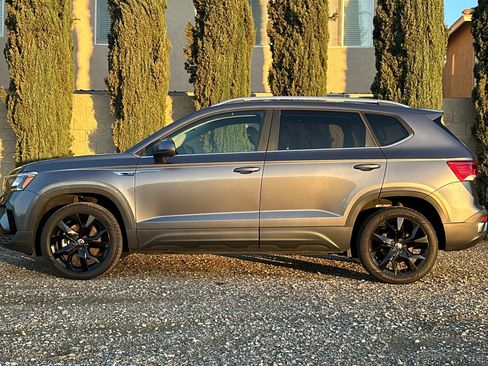 Certified 2022 Volkswagen Taos SE image 7