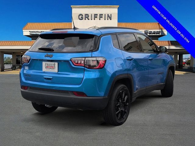 Used 2025 Jeep Compass Latitude w/ Sun & Sound Group AWD/4WD image 4