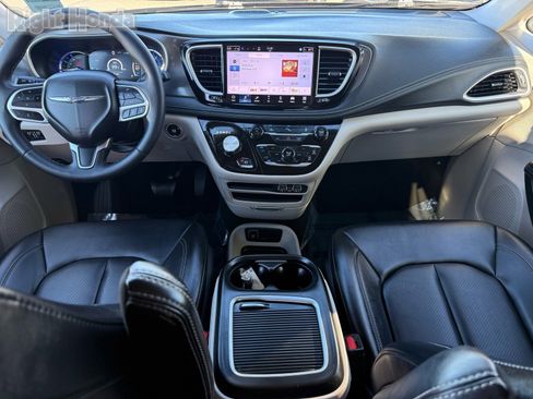 Used 2024 Chrysler Pacifica Select image 27