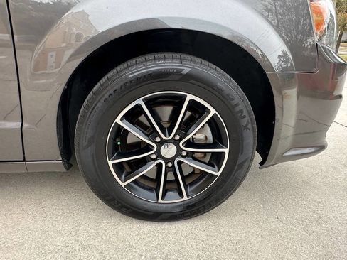 Used 2017 Dodge Grand Caravan SE image 26