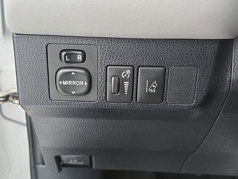 Used 2018 Toyota RAV4 XLE image 25