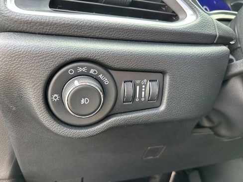 Used 2024 Chrysler Pacifica Premium FWD image 23