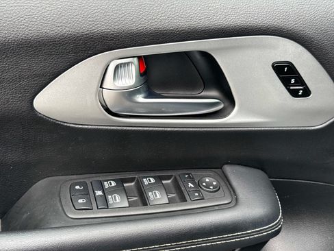 Used 2025 Chrysler Pacifica Limited FWD image 21