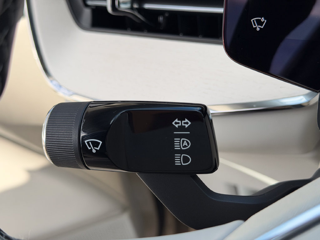 Certified 2025 Volvo EX90 Plus AWD/4WD image 37