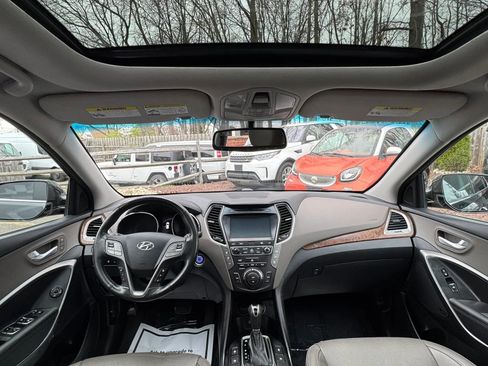 Used 2017 Hyundai Santa Fe AWD image 19