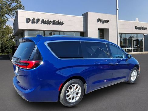 Used 2021 Chrysler Pacifica Touring-L FWD image 2