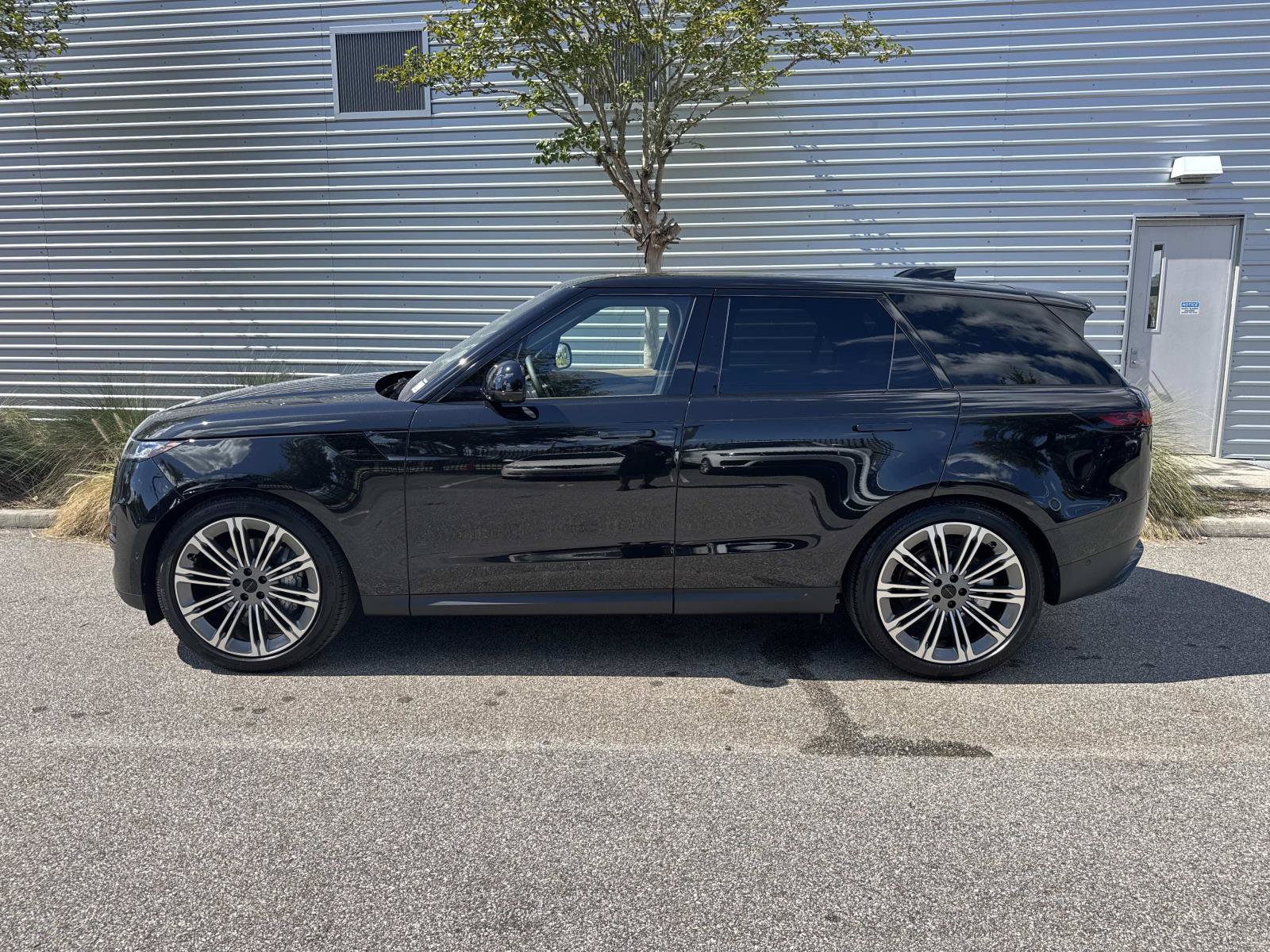 New 2027 Land Rover Range Rover Sport SE AWD/4WD image 2