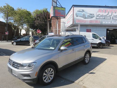 Used 2019 Volkswagen Tiguan SE w/ Panoramic Sunroof Package AWD/4WD image 2