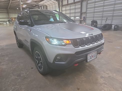Used 2025 Jeep Compass Trailhawk AWD/4WD image 6