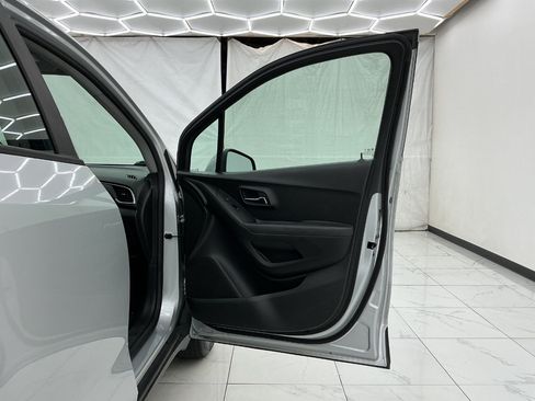 Used 2018 Chevrolet Trax LS FWD image 19