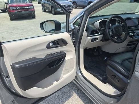 Used 2023 Chrysler Pacifica Touring-L FWD image 11