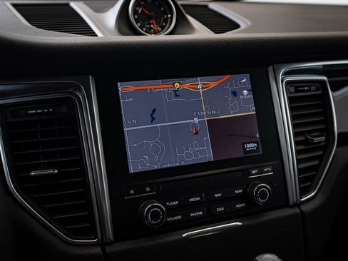 Certified 2018 Porsche Macan image 34