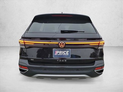 Used 2025 Volkswagen Taos SE w/ Panoramic Sunroof Package image 7