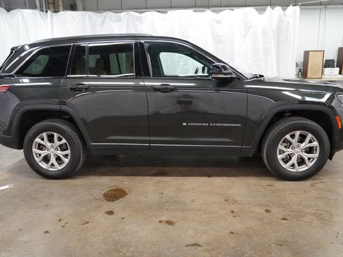 Used 2023 Jeep Grand Cherokee Limited AWD/4WD image 2