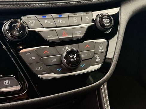 Certified 2025 Chrysler Pacifica Limited image 18