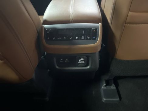 Used 2024 Nissan Pathfinder Platinum image 15