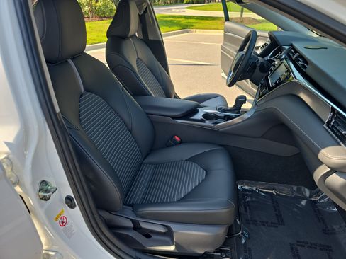 Used 2018 Toyota Camry SE w/ Convenience Package FWD image 10