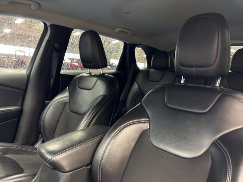 Used 2019 Jeep Cherokee Latitude Plus w/ Travel & Safety Group image 21