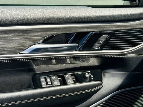 Used 2023 Jeep Wagoneer L Series II image 16