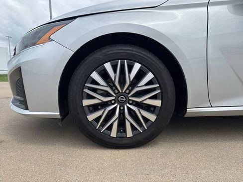 Used 2025 Nissan Altima 2.5 SV FWD image 10