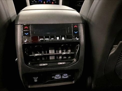 Used 2022 Jeep Grand Cherokee L Overland w/ Luxury Tech Group IV AWD/4WD image 34