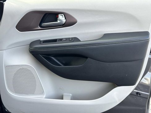 Used 2023 Chrysler Voyager LX image 23