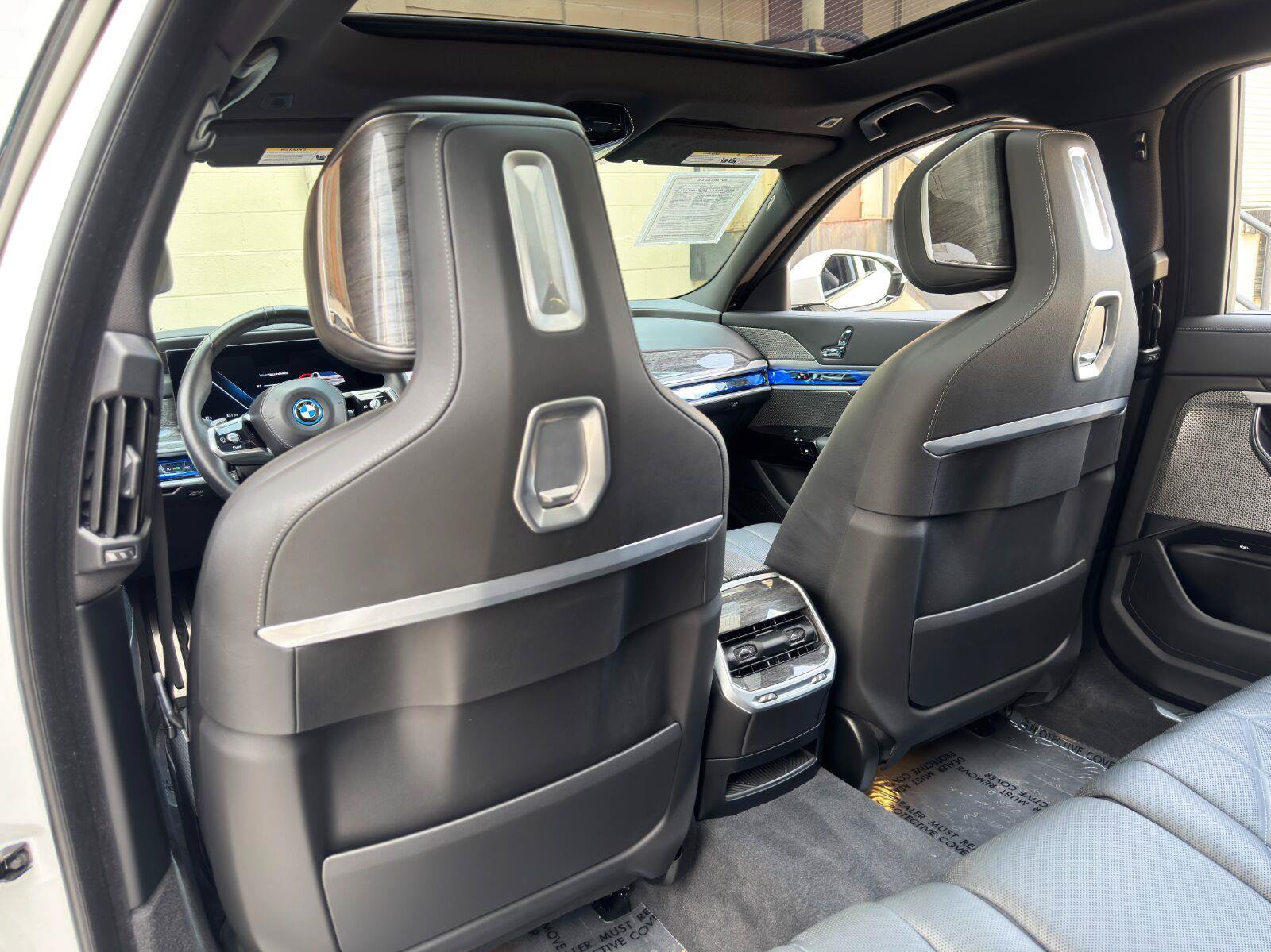 Used 2024 BMW i7 xDrive60 w/ Premium Package AWD/4WD image 43