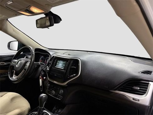 Used 2017 Jeep Cherokee Latitude image 29