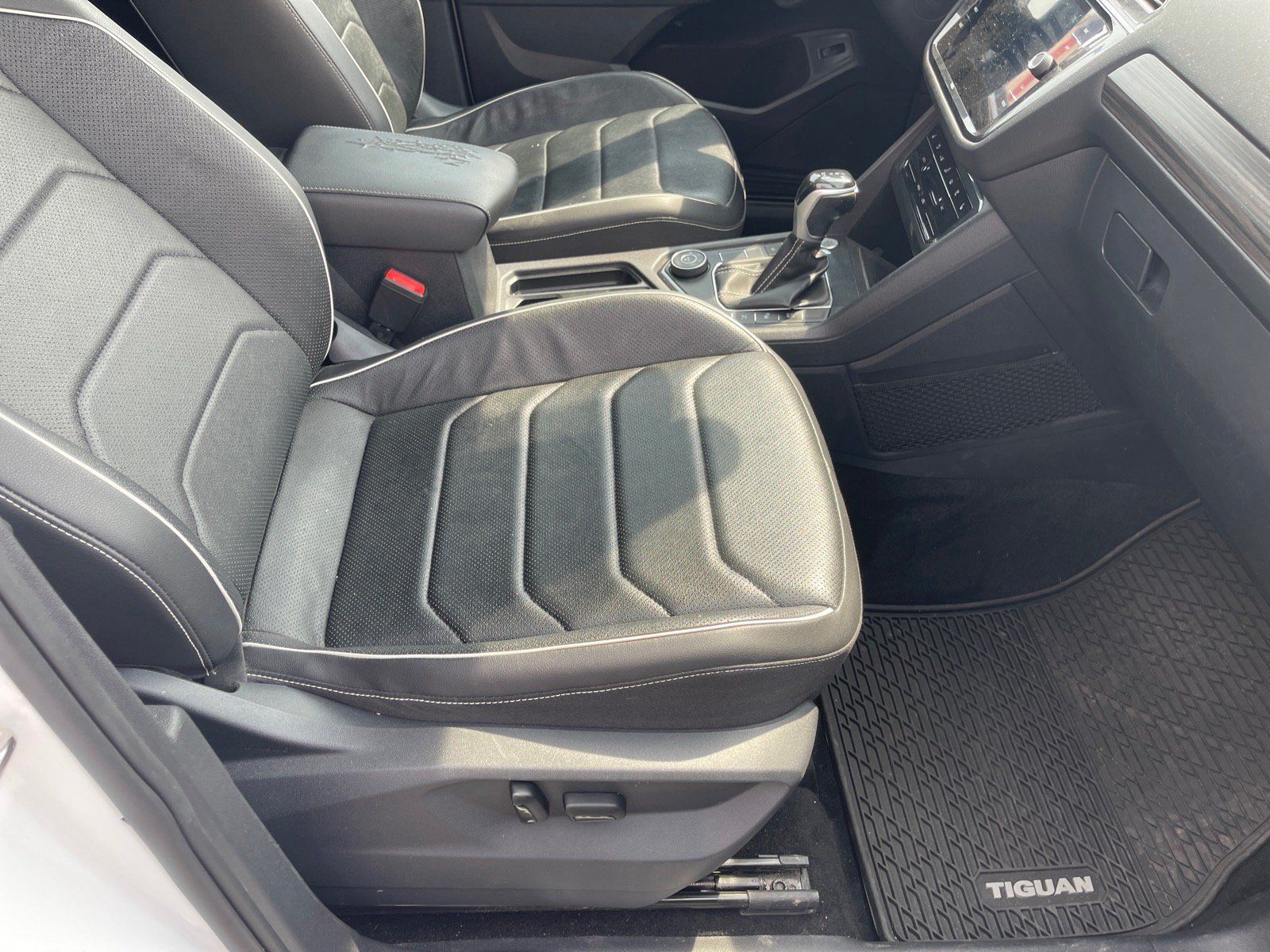 Used 2023 Volkswagen Tiguan SEL R-Line AWD/4WD image 17