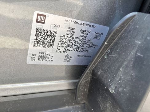 Used 2025 Chevrolet Trax LT FWD image 23