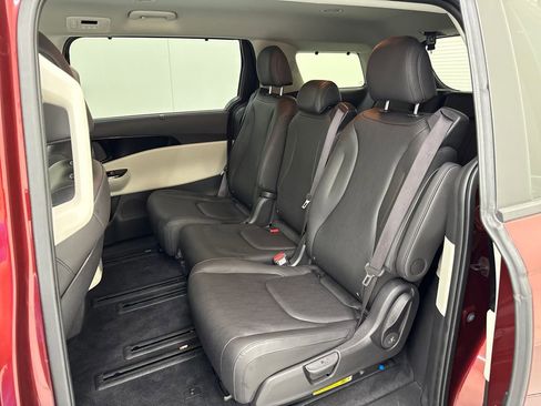 Used 2023 Kia Carnival EX FWD image 23