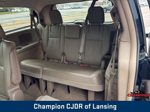 Used 2016 Chrysler Town & Country Touring image 22