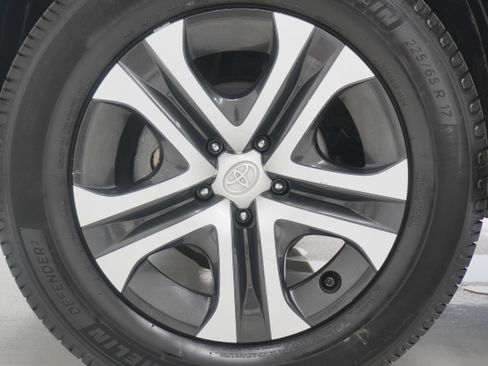 Used 2018 Toyota RAV4 LE FWD image 23
