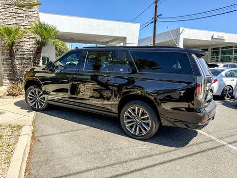 Used 2022 Cadillac Escalade ESV Sport Platinum w/ Heavy-Duty Trailer Package AWD/4WD image 4